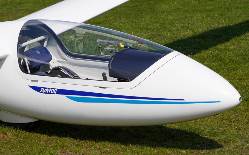 Blick auf das geöffnete Cockpit des SZD-51-1 Junior am Boden.